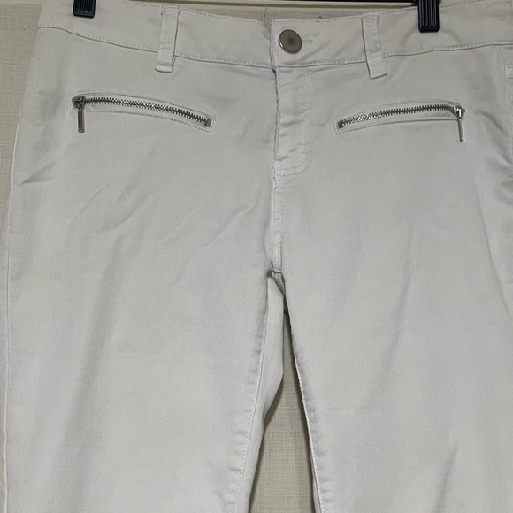 Love Fire Juniors Size 9 White Skinny Jeans with Zipper Accents. - Picture 2 of 9